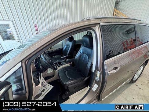 Used 2018 Chrysler Pacifica Touring-L Plus FWD image 20