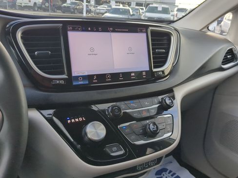 Used 2023 Chrysler Pacifica Touring-L image 22