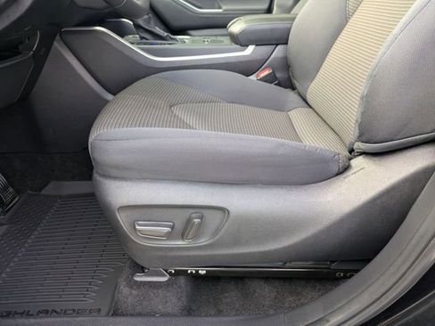 Certified 2025 Toyota Highlander LE FWD image 13