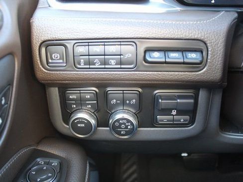 Used 2022 GMC Yukon XL Denali w/ Denali Premium Package image 29