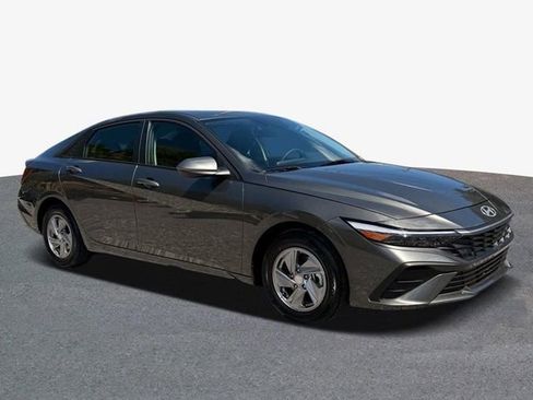 Used 2025 Hyundai Elantra SE FWD image 4