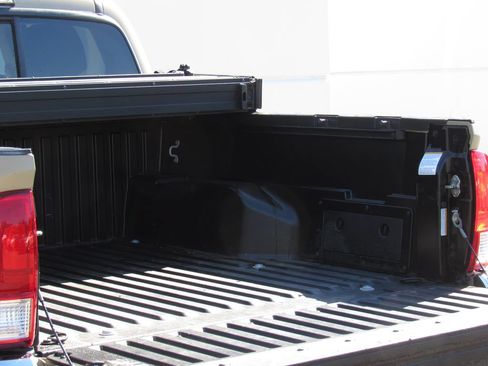 Certified 2017 Toyota Tacoma SR5 AWD/4WD image 9
