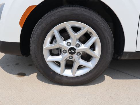 Used 2025 Kia Soul LX w/ LX Technology Package FWD image 24