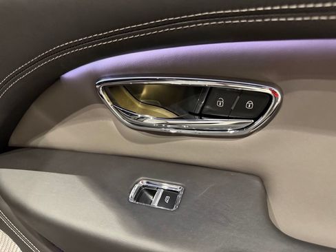 Used 2022 Bentley Bentayga AWD/4WD image 51