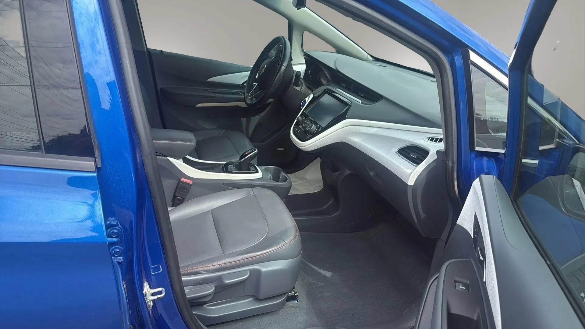 Used 2020 Chevrolet Bolt Premier w/ Infotainment Package FWD image 8