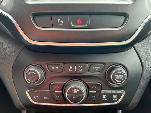 Used 2019 Jeep Cherokee Trailhawk w/ Cold Weather Group AWD/4WD image 26