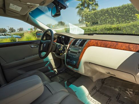 Used 2006 Cadillac DTS w/ Sun And Sound Package FWD image 12
