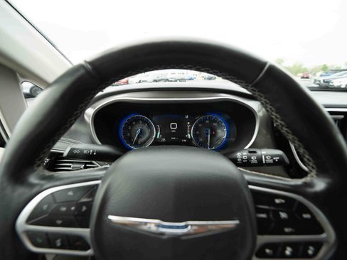 Used 2021 Chrysler Pacifica Touring-L FWD image 15