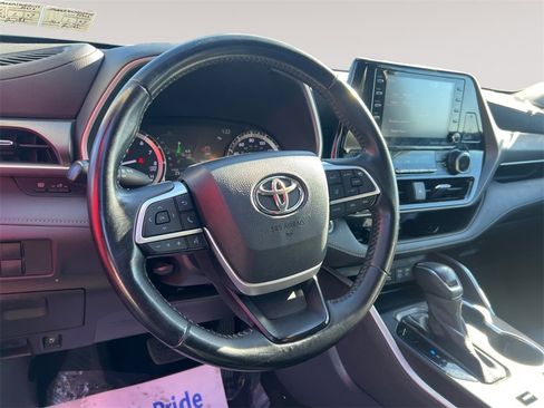Used 2022 Toyota Highlander XLE image 12