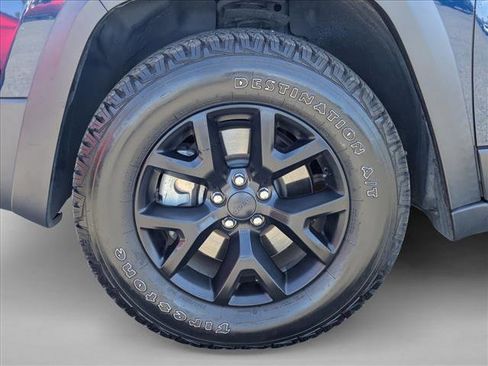 Used 2018 Jeep Cherokee Trailhawk w/ Comfort/Convenience Group AWD/4WD image 25