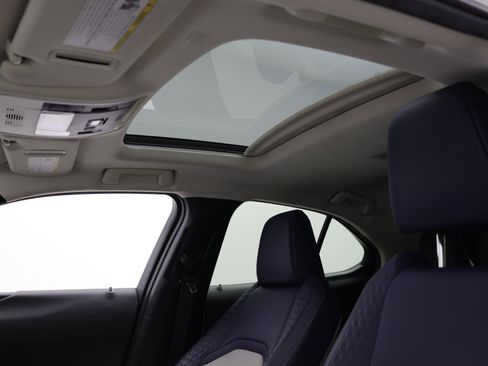 Used 2022 Lexus UX 200 w/ Accessory Package (Z1) FWD image 5