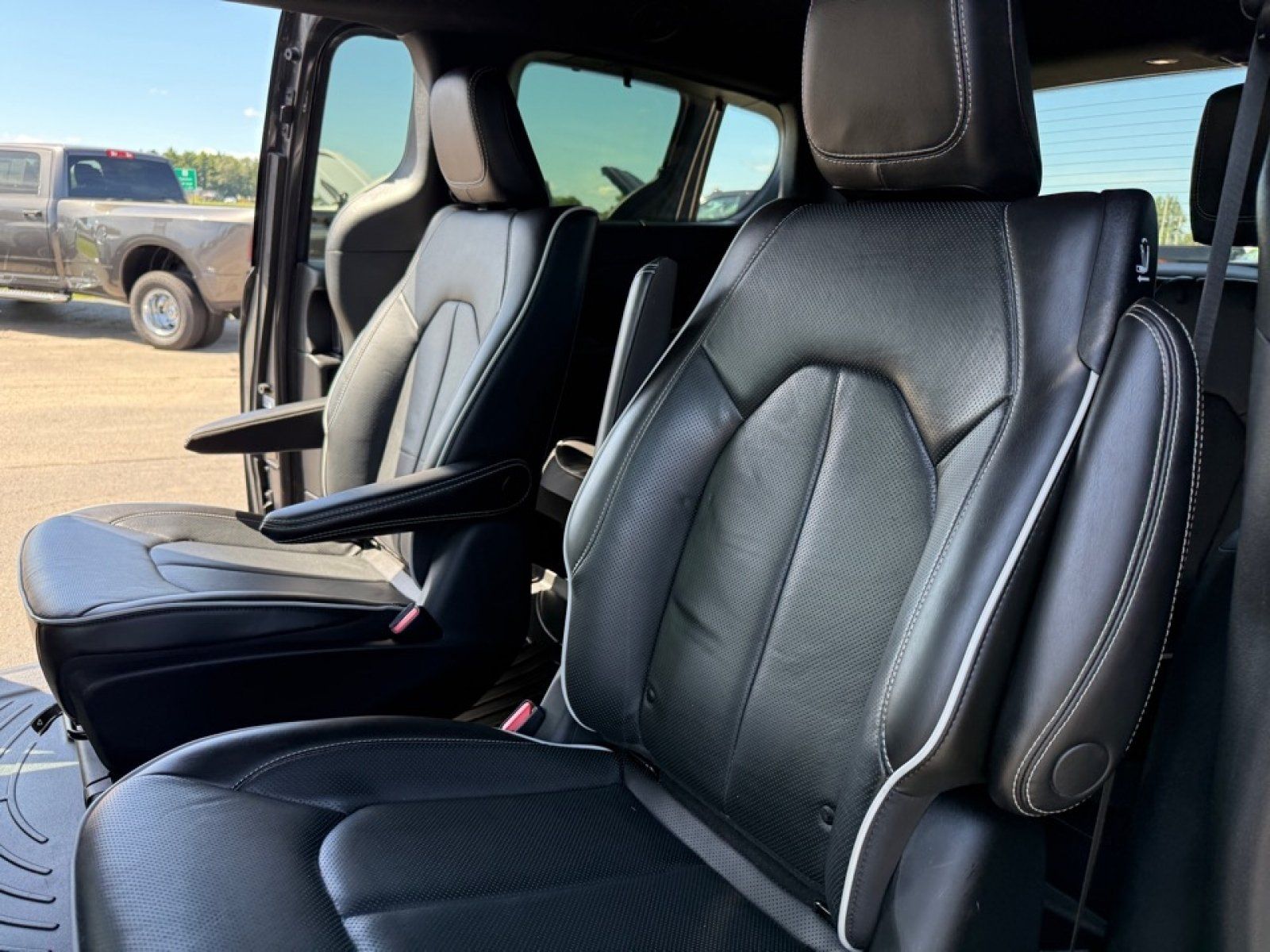 Used 2021 Chrysler Pacifica Limited w/ Uconnect Theater Family Group FWD image 31