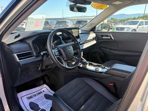 Used 2025 Mitsubishi Outlander SE FWD image 3