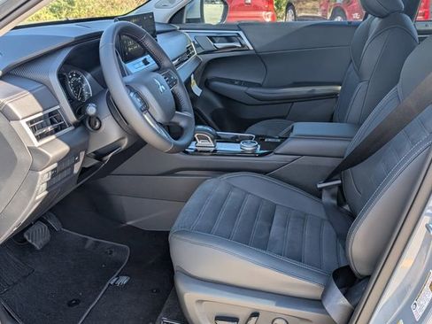 New 2025 Mitsubishi Outlander SE image 12