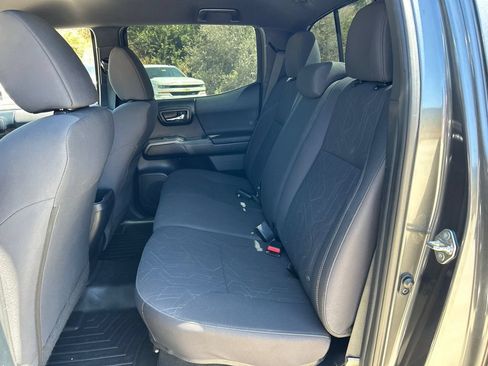 Used 2017 Toyota Tacoma TRD Sport w/ Tow Package RWD image 10