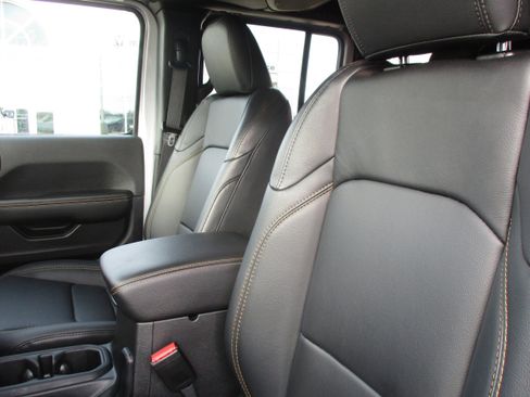 Used 2024 Jeep Wrangler Sahara image 35