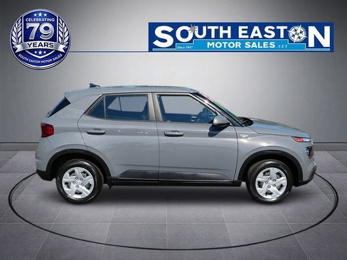 Used 2020 Hyundai Venue SE FWD image 8