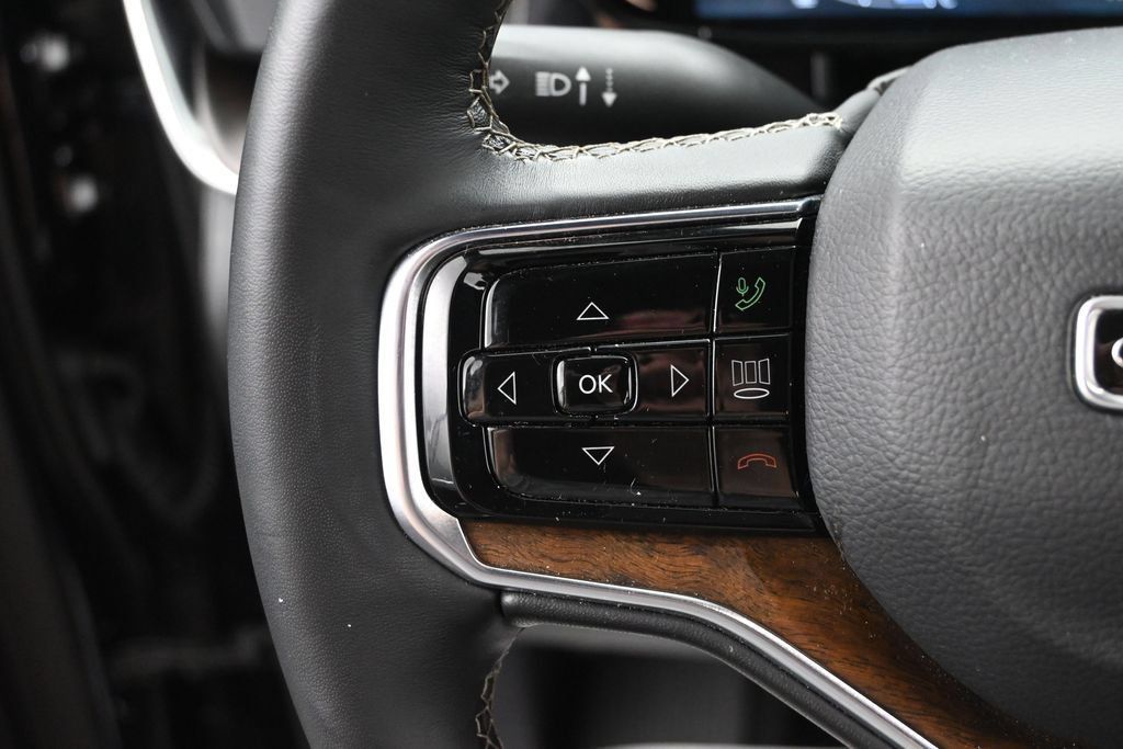 Used 2025 Jeep Grand Wagoneer 4WD image 39