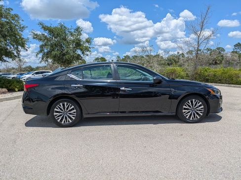 Used 2024 Nissan Altima 2.5 SV FWD image 3