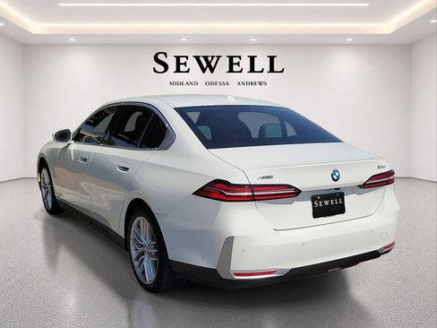 Used 2025 BMW 530i xDrive AWD/4WD image 3