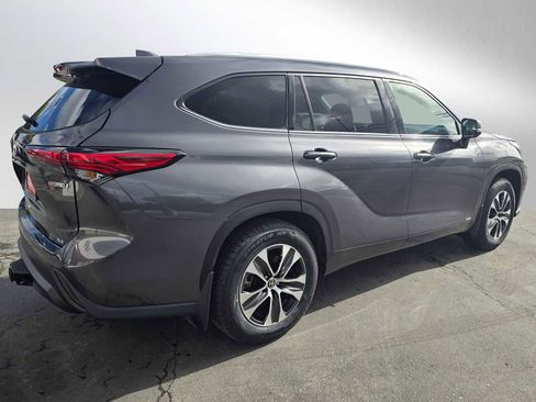Used 2022 Toyota Highlander XLE image 3