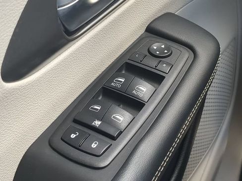 Used 2023 Chrysler Pacifica Touring-L FWD image 30