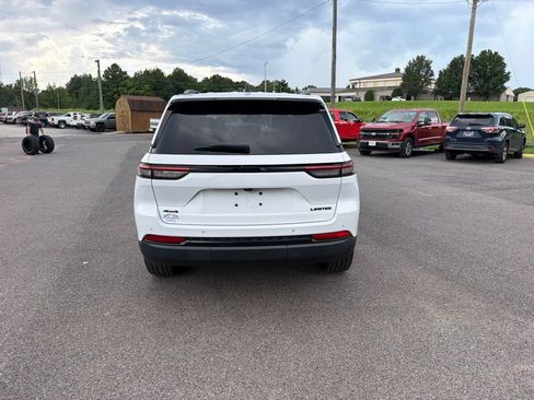 Used 2023 Jeep Grand Cherokee Limited w/ Black Appearance Package AWD/4WD image 4