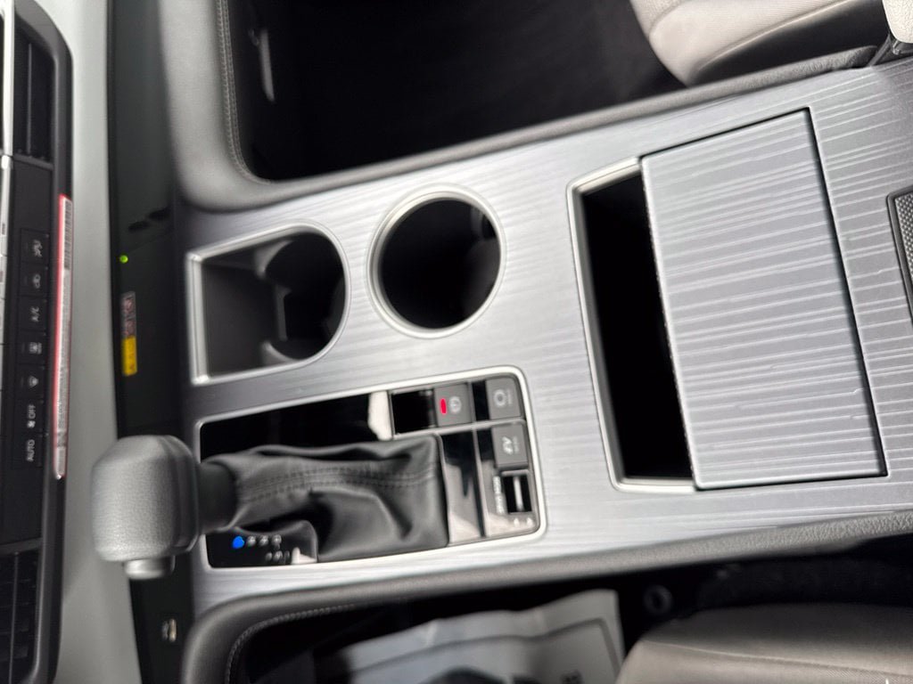 Used 2026 Toyota Sienna LE FWD image 19