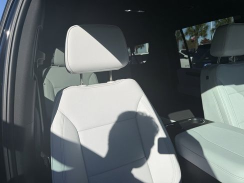 New 2025 Chevrolet Suburban Premier image 41