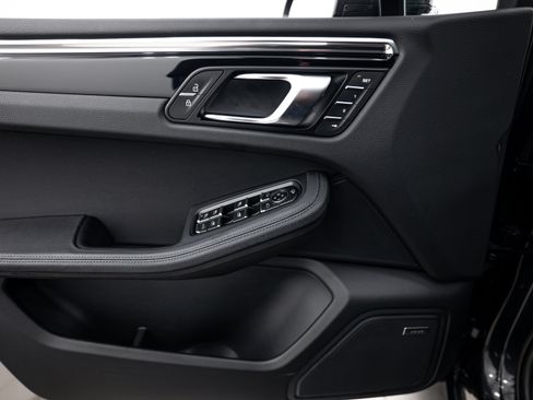 Certified 2026 Porsche Macan AWD/4WD image 17