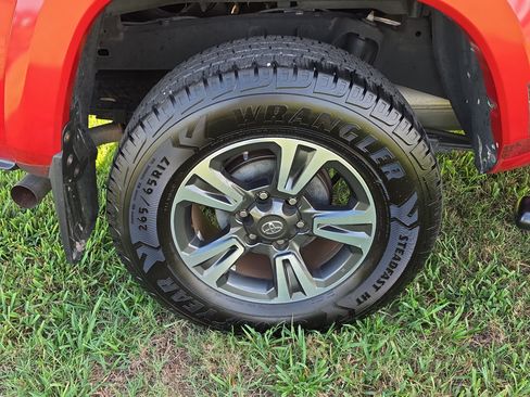 Used 2018 Toyota Tacoma TRD Sport RWD image 5