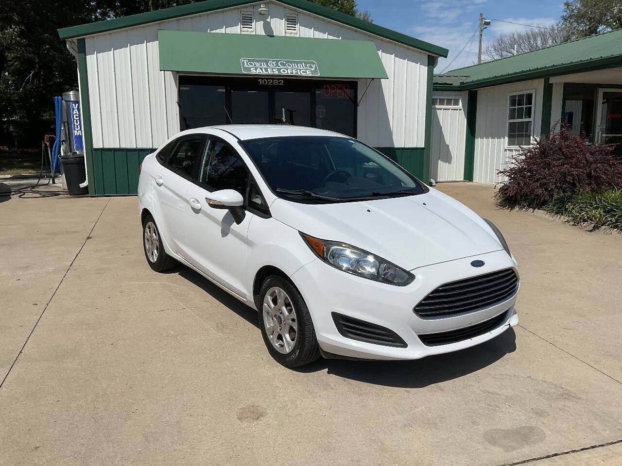 Used 2016 Ford Fiesta SE FWD image 3