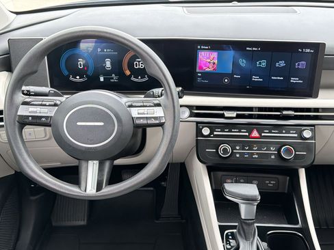 Used 2025 Hyundai Tucson SE image 28