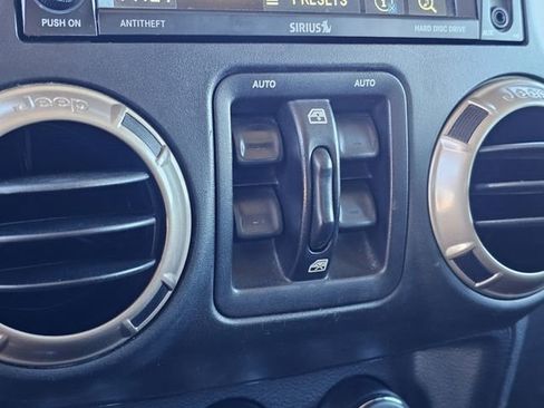 Used 2016 Jeep Wrangler Unlimited Sahara image 18