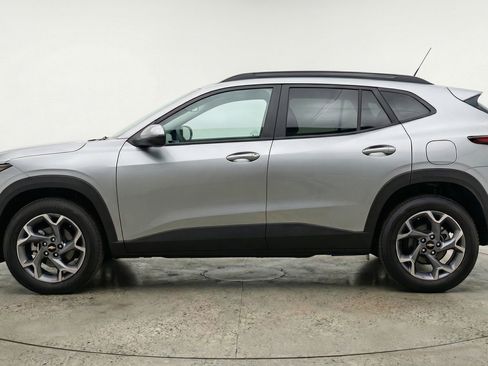 Used 2025 Chevrolet Trax LT w/ LT Convenience Package image 5