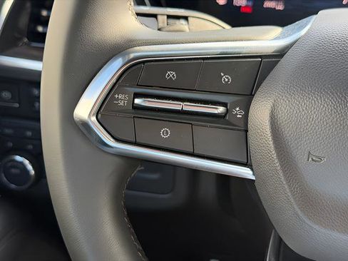 Used 2025 Chevrolet Suburban Z71 image 14