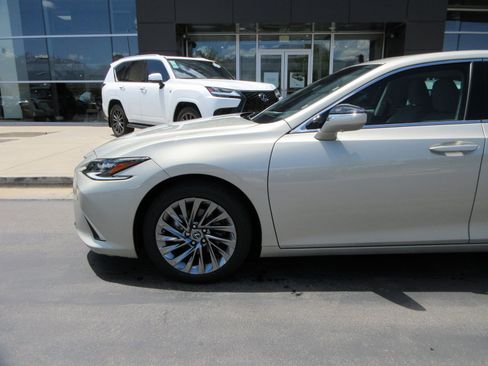 Used 2025 Lexus ES 300h w/ Luxury Package FWD image 2