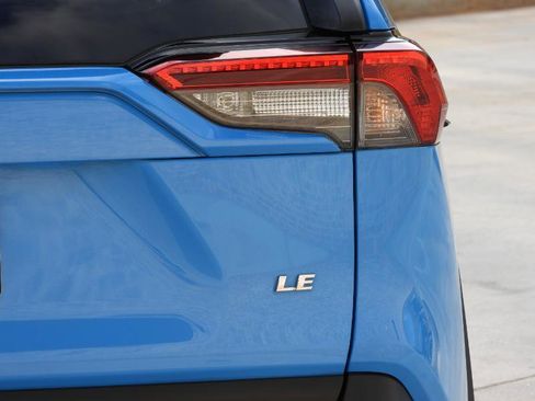 Used 2021 Toyota RAV4 LE image 20