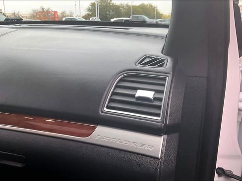 Used 2019 Ford Explorer Platinum image 17