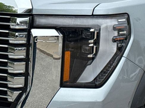 Used 2024 GMC Sierra 2500 Denali AWD/4WD image 4