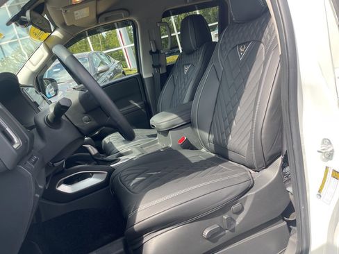 Certified 2025 Nissan Frontier SV image 18