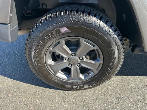 Used 2017 Jeep Wrangler Unlimited Rubicon image 34