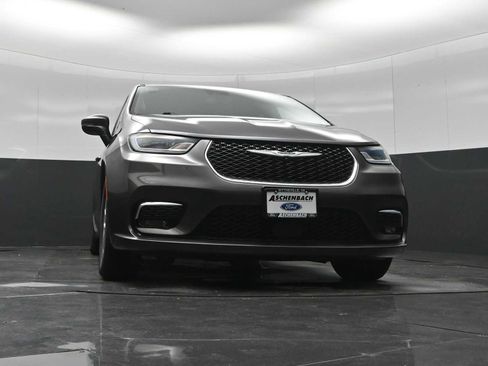 Used 2023 Chrysler Pacifica Touring-L FWD image 52