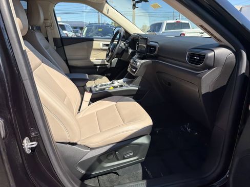 Used 2023 Ford Explorer XLT w/ Equipment Group 202A AWD/4WD image 15