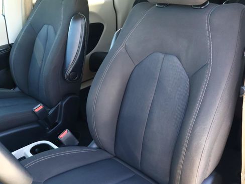 Used 2022 Chrysler Voyager LX FWD image 11