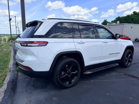 Used 2023 Jeep Grand Cherokee Altitude AWD/4WD image 14