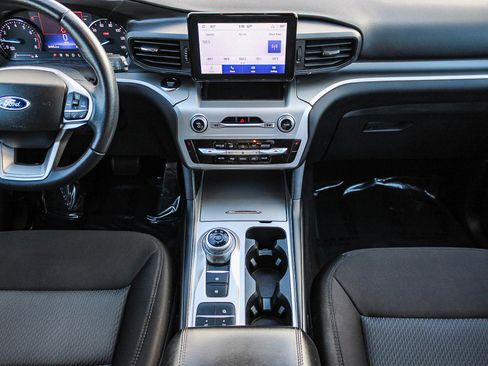 Used 2022 Ford Explorer XLT image 13