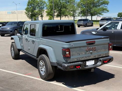 Used 2025 Jeep Gladiator Rubicon AWD/4WD image 10