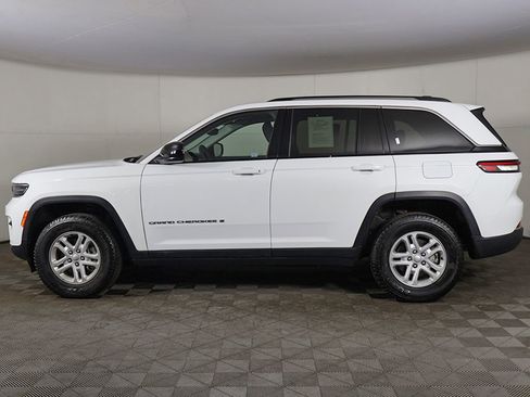 Used 2023 Jeep Grand Cherokee Laredo AWD/4WD image 15