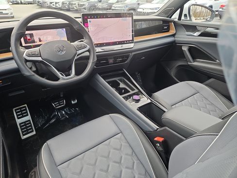 New 2026 Volkswagen Tiguan SEL R-Line image 3